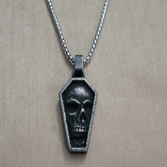 Men's 3D skull in coffin necklace - Picture 3 of 3